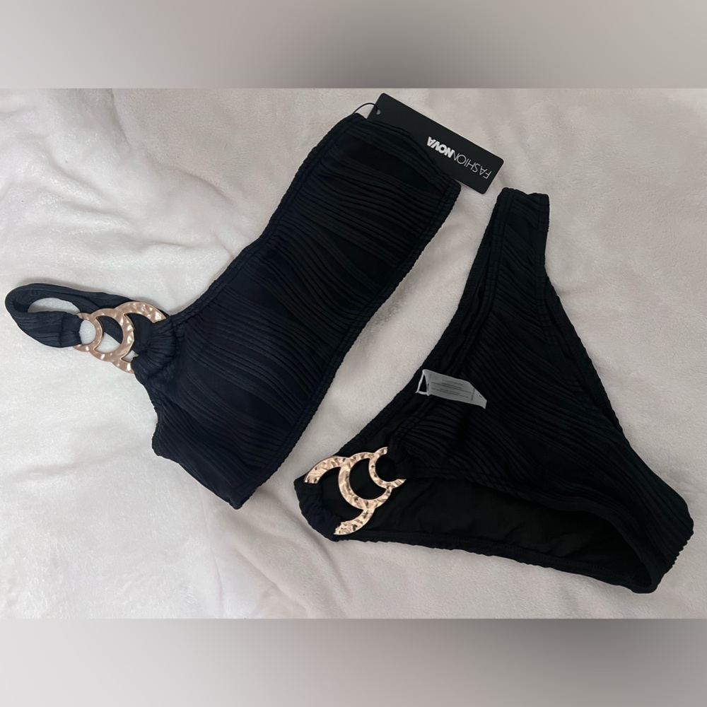 Brand new 2 piece bikini, very classy
